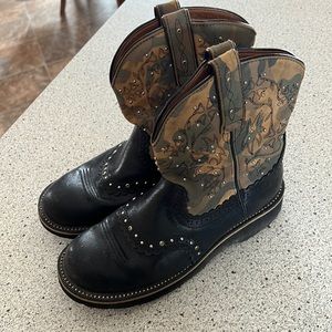 Ariat Women’s size 8.5 black with black/camo gembaby boots